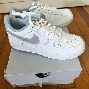 Nike Air Force 1 LV8
Double Swoosh. Kids. Size 2,5
